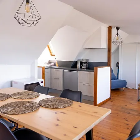 Grand Spacieux Sur Les Toits De *