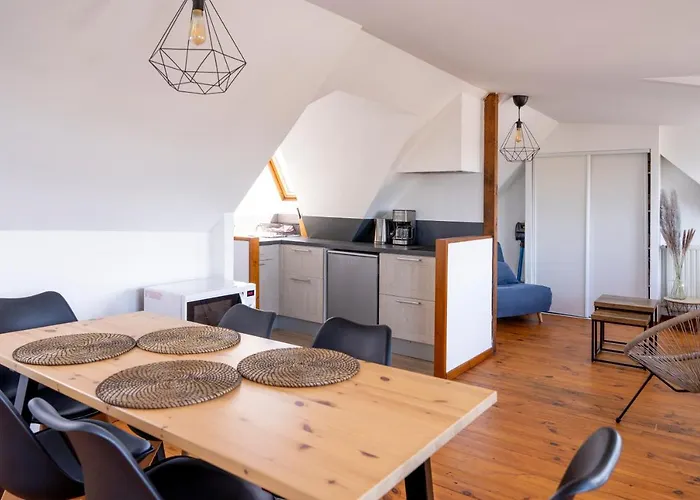 Grand Spacieux Sur Les Toits De *